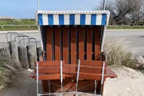 Heiligendamm: Die Stühle und Tische bei einem Imbiss im Ostseebad sind leer, die Strandkörbe verschlossen. 