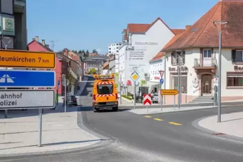 An der Hauptkreuzung sieht die Rathausstraße schon fertig aus. An der Hauptkreuzung sieht die Rathausstraße schon fertig aus.