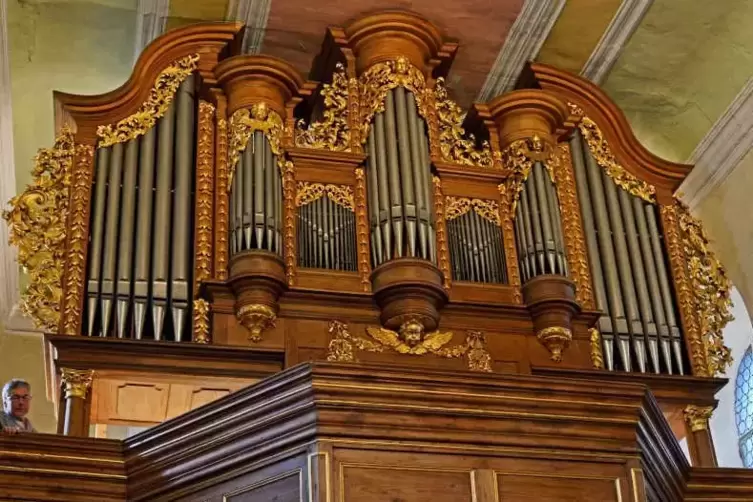 Die Stumm-Orgel, hier mit Pfarrer Martin Theobald.