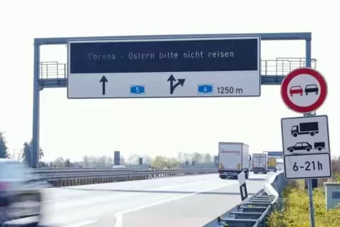 Appell an der Autobahn am Walldorfer Kreuz: „Bitte nicht reisen.“