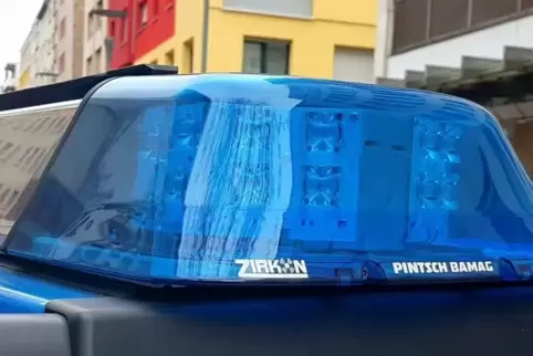 Erst fährt sie an einen Poller, dann geriet laut Polizei „die Situation außer Kontrolle“. 