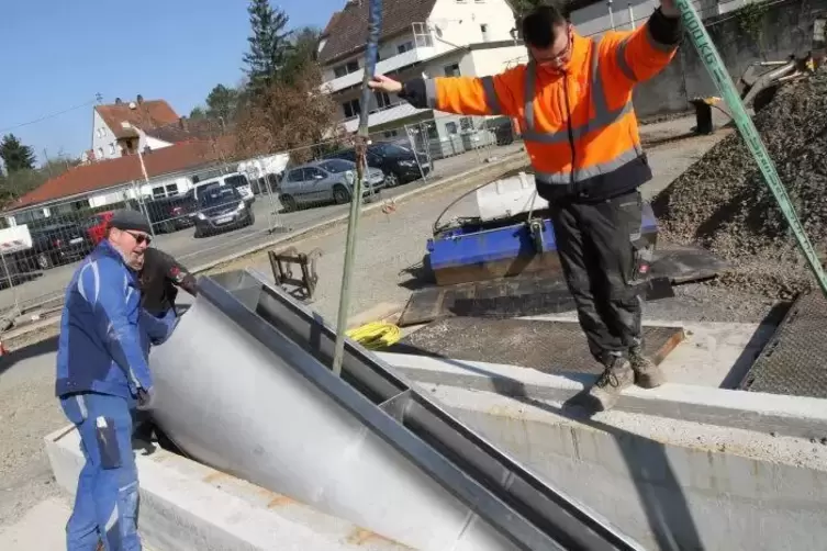 Von oben sichtbar bleiben nur die Sch&auml;chte, durch die beispielsweise hier eine der Sp&uuml;ltrommeln in das Regen&uuml;berlaufbecken hinab