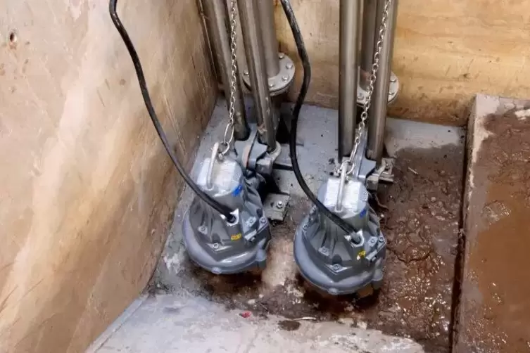 Schon jetzt hat sich vom Regen Schlamm in der Rinne gesammelt. Doch die beiden Pumpen werden zuk&uuml;nftig noch mehr zu bew&auml;ltigen h