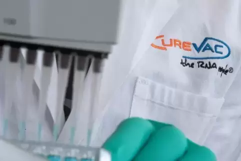 Tübingen: Ein Mann pipettiert in einem Labor des biopharmazeutischen Unternehmens CureVac eine blaue Flüssigkeit. 