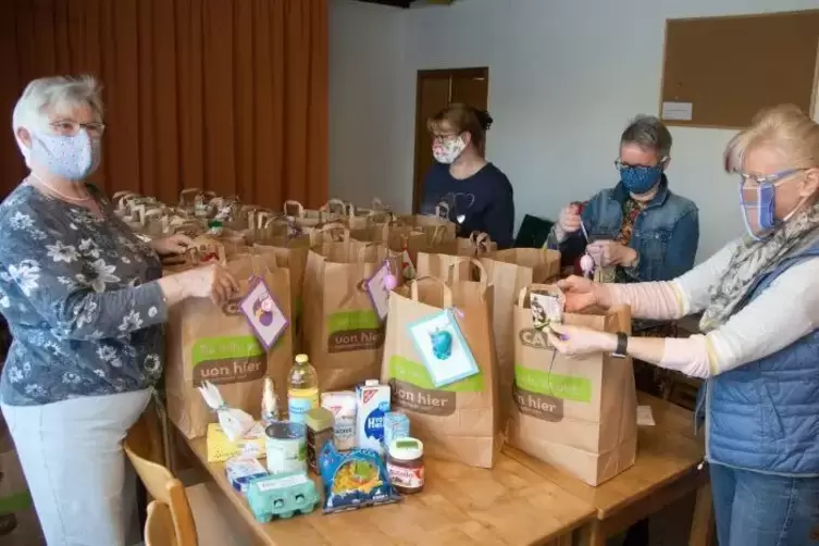 Mit Mundschutz: Erika Scheuer, Diana Hutter, Sonja Kizler und Stefanie Wolf (von links) packen Tüten mit Lebensmitteln. 