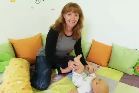 Britta Salat sorgt dafür, dass Babys Bewegung bleiben. 