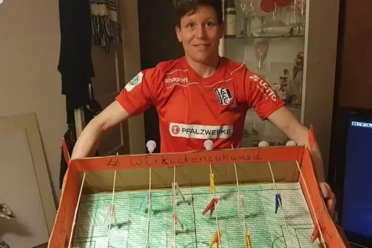 Silvana Arcangioli spielt auch w&auml;hrend der Corona-Krise Fu&szlig;ball. Mit einem selbst gebastelten Tischfu&szlig;ballspiel.