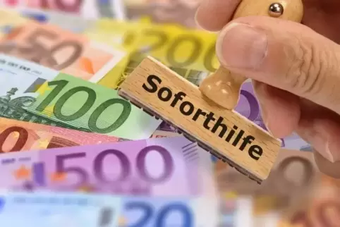 Die Soforthilfe beträgt 15.000 Euro für Unternehmen mit bis zu zehn Vollzeitbeschäftigten. Bei bis zu fünf Mitarbeitern sind es 