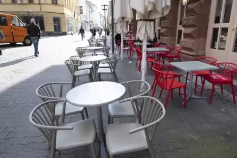 Ein Blick in die leere Kaiserslauterner Innenstadt. Die Geschäfte leiden stark unter der Corona-Krise. 