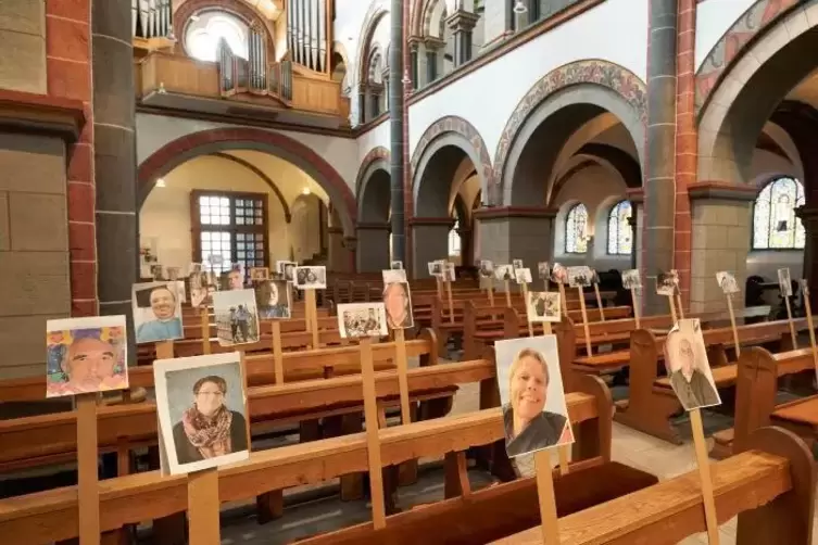 Die Kirchen müssen jetzt leer bleiben. Aber in manchen Kirchen – hier St. Severus in Boppard -- füllen Fotos der Gemeindemitglie