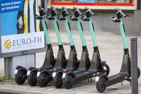 Da stehen die E-Scooter in der Innenstadt in Reih und Glied. 300 davon sind in Kaiserslautern momentan vom Verleiher Tier Mobili