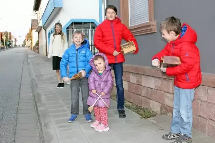 Spesbacher Straße, 8 Uhr: Iven, Malin, Sören und Bjarne (von links) legen sich beim Kleppern vorm Haus mächtig ins Zeug. Mama Al