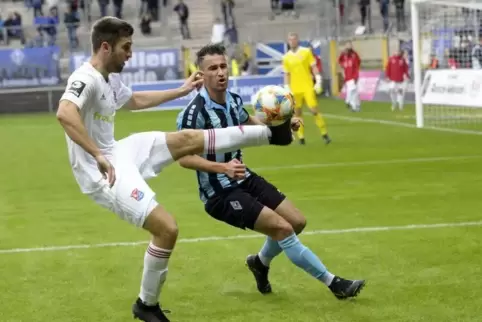  Neu auf dem Betzenberg: Alexander Winkler (links), hier im Duell mit Mounir Bouziane vom SV Waldhof Mannheim.