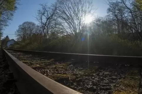 Eine Weile werden die Gleise der Ostertalbahn in diesem Jahr wohl noch ohne Züge unter der Sonne liegen.