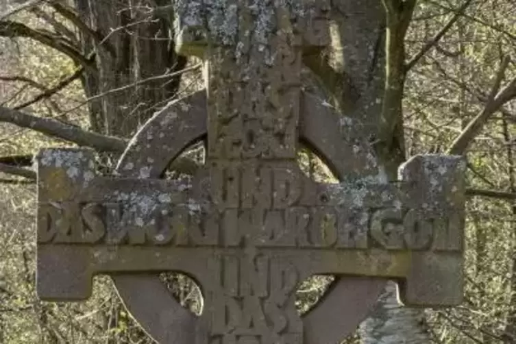 Am Weg: ein Feldkreuz nahe dem Ort Hoof.