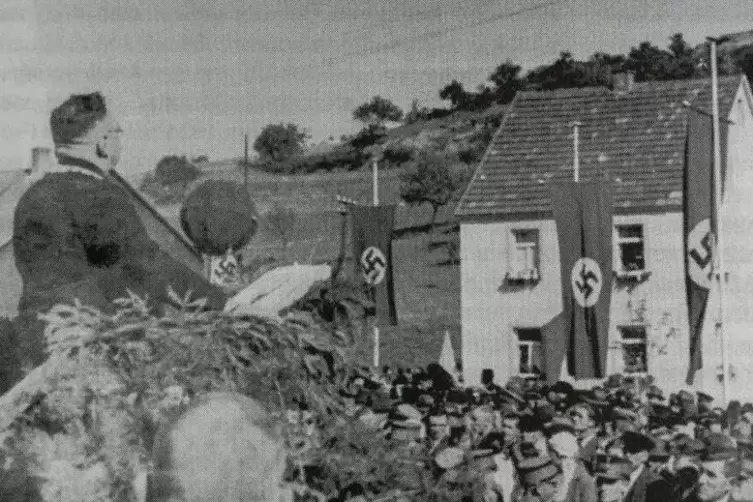 B&uuml;rgermeister K&ouml;nig 1937 bei der Einweihung eines Streckenabschnitts der Ostertalbahn.