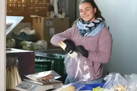 Amelie Föllinger beim Spargelsortieren in Weingarten. 