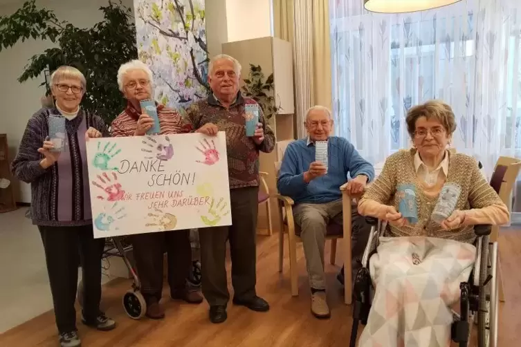 Die Bewohner des Caritas-Altenzentrums Stiftung B&uuml;rgerhospital freuen sich &uuml;ber selbstgebastelte Osterdekoration. 