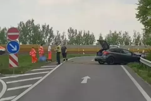 Das Auto krachte in der Auffahrt Ruchheim in die Leitplanke. 