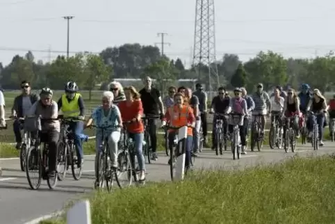 Im Mai vergangenen Jahres fand auf der L 524 eine Demo für den Bau eines parallel verlaufenden Radwegs statt.