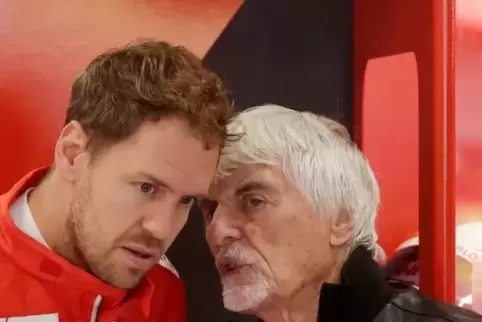 Plädiert bereits für die Saisonabsage: Ex-Formel-1-Boss Bernie Ecclestone (rechts), hier mit Sebastian Vettel. 
