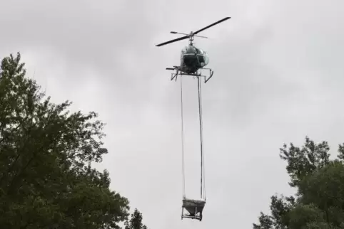 Ein Hubschrauber ist im Einsatz, um mit einem biologischen Mittel Stechmücken zu bekämpfen. 