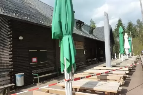 Wo sonst Trubel herrscht, ist an Ostern 2020 leer: Auch die Wanderhütte „Dicke Eiche“ bei Hauenstein ist zu. 