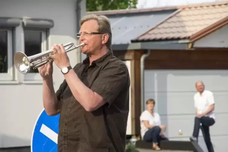Musik auf der Verkehrsinsel: Trompeter Falk Zimmermann. 