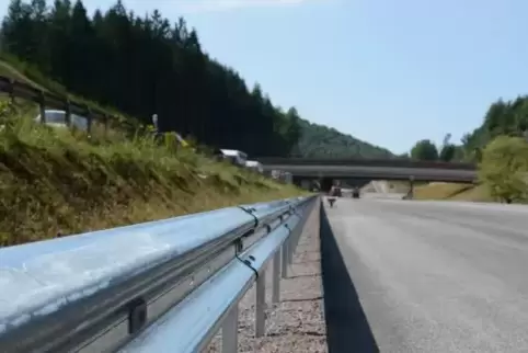 In die Leitplanken ist ein Auto auf derA 650 geschleudert.