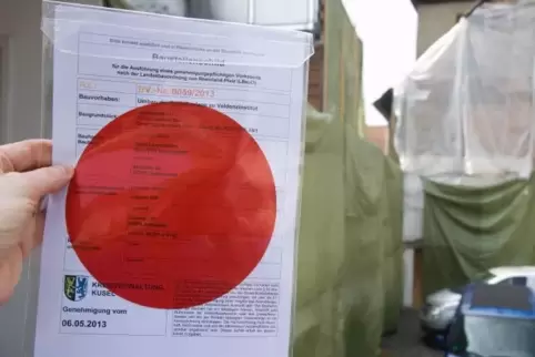 Zeigt an, dass eine Baugenehmigung vorliegt: der „rote Punkt“. 