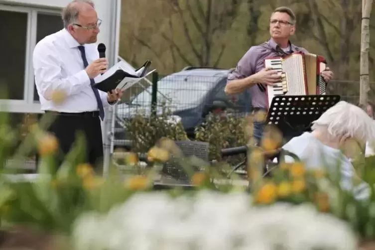 Bei angenehmem Frühlingswetter brachten Pfarrer Johannes Hülser (links) und Ortsbürgermeister Peter Stein den Ostergottesdienst 