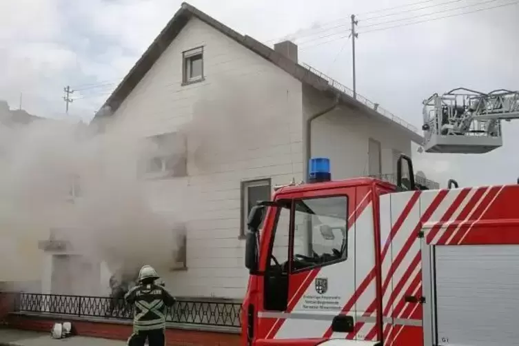 In der Ramsteiner Rosenstra&szlig;e wurde bei einem Zimmerbrand ein Haus so stark verraucht, dass die Familie nun eine neue Bleibe bra