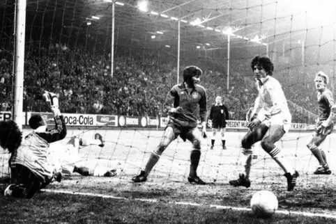 Drin, schon wieder: Friedhelm Funkel (Mitte) hat gegen Real Madrid das 2:0 erzielt.