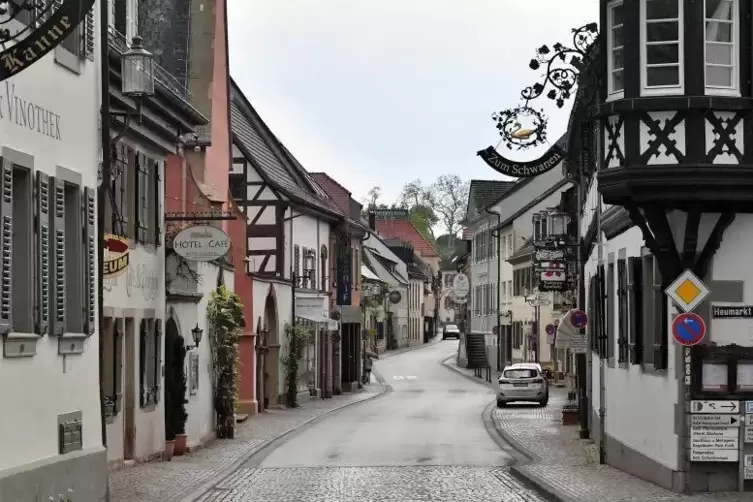 Ungewohntes Bild: verlassene Weinstraße in Deidesheim.