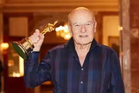 Volker Schlöndorff posiert zum 40-Jährigen nochmals mit seinem Oscar von 1980.