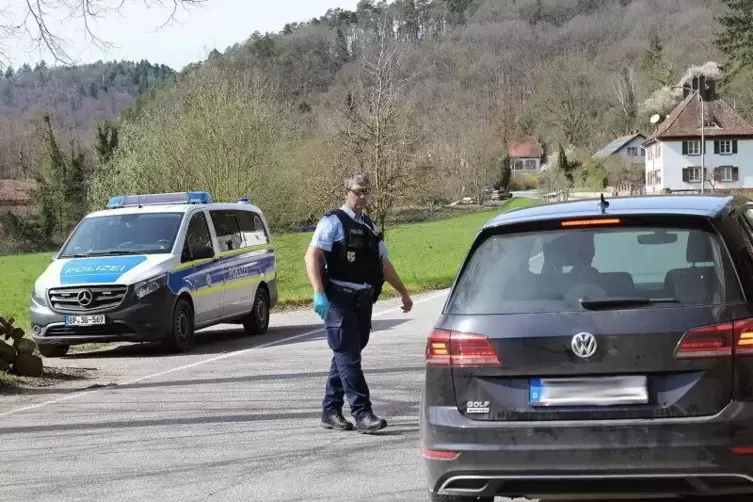 Als dieser &Uuml;bergang noch offen war: Corona-Kontrolle in Sankt Germanshof. 