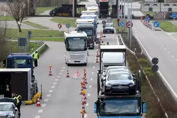 Der Bienwald-&Uuml;bergang ist noch offen, aber die Bundespolizei l&auml;sst nur Warentransporte und Menschen mit Ausnahme-Gr&uuml;nden nach De