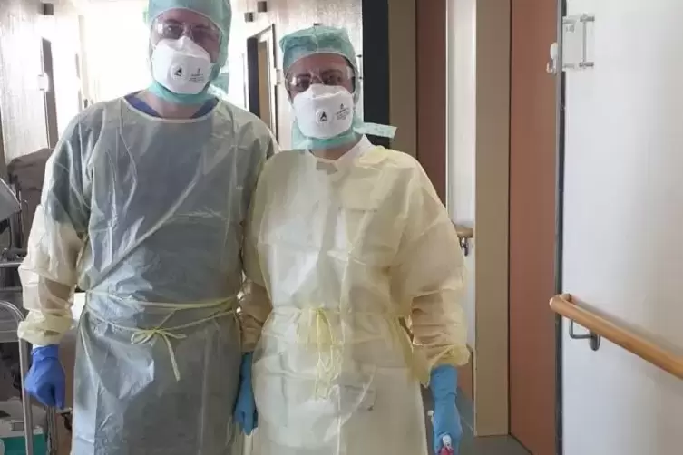 Dienst in Schutzkleidung auf der Covid-19-Station: Dr. Christian Schremp und Dr. Lanner.