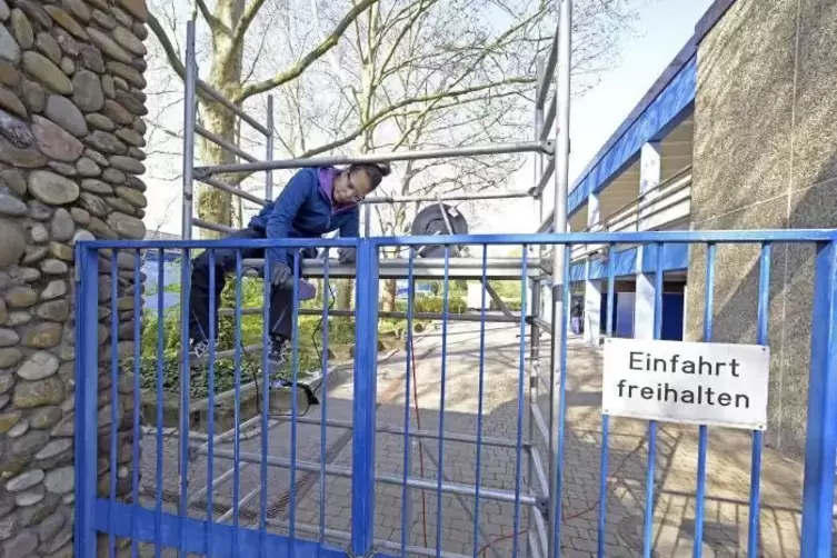 Der Zaun am Freibad wird entrostet und frisch gestrichen.