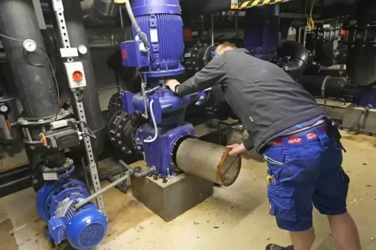 Auch in den Innenr&auml;umen wird gearbeitet: Der Filter einer Pumpe wird entleert und gereinigt.