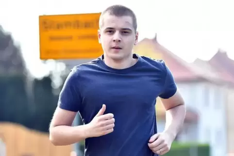 Philipp Schulz aus Stambach hat das beste Abitur gemacht, hier joggt er auf seiner Strecke am Ortsausgang Stambach in Richtung C