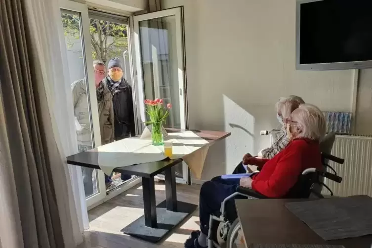 Das &bdquo;Fensterln&ldquo; mit den Angeh&ouml;rigen erm&ouml;glicht ein wenig Kontakt. 