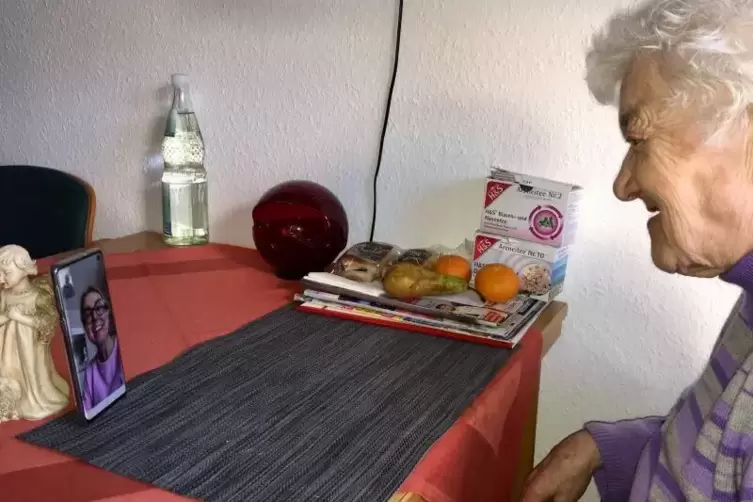 Im Videochat k&ouml;nnen die Bewohner auch mit ihren Angeh&ouml;rigen sprechen. 