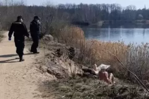 Mundschutzkontrolle am FKK-Strand. 