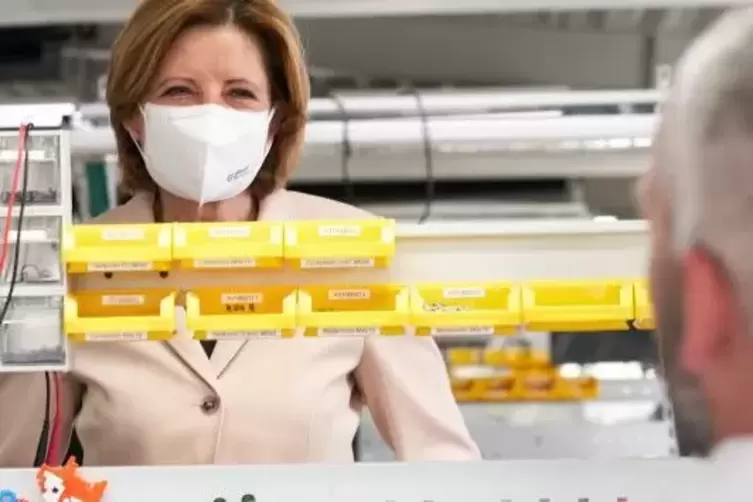 Die rheinland-pf&auml;lzische Ministerpr&auml;sidentin Malu Dreyer (SPD) , hier beim Besuch einer Firma f&uuml;r Beatmungsger&auml;te. 