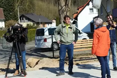 Ortsvorsteherin Christiane Demmerle wird von SWR-Redakteur Bernd Schwab (Mitte) interviewt. Sein Kamerateam hält bereits routini