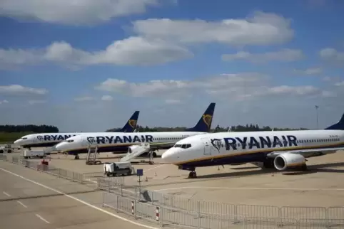 Maschinen des irischen Billigfliegers Ryanair sind vor dem Passagierterminal des Flughafens Hahn geparkt. Vom einzigen größeren 