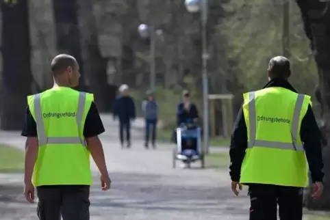 Ein Bild aus Thüringen: Das Ordnungsamt kontrolliert, ob die Kontaktbeschränkungen eingehalten werden. Das soll wohl auch erstma