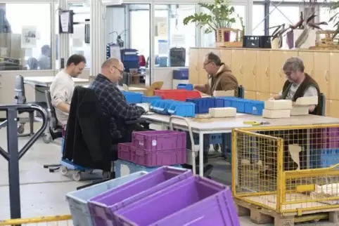 Die Tarifmitarbeiter stellen in den Zoar-Werkstätten die Aufträge fertig. Denn die Menschen mit Behinderung dürfen dort aktuell 