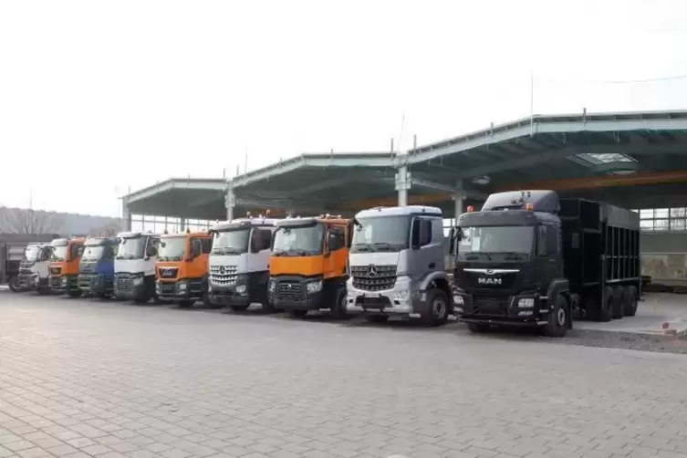 Das Foto zeigt Fahrzeuge, die in einer Halle des Unternehmens stehen. Das Foto stammt aus dem Jahr 2018. 